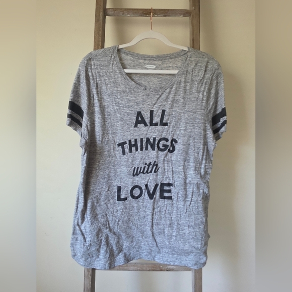 ⭐️40% Off⭐️ Old Navy Heather Grey Graphic Tee - Picture 1 of 8